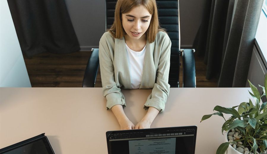 Candidata realizando una evaluación en computador durante un proceso de selección