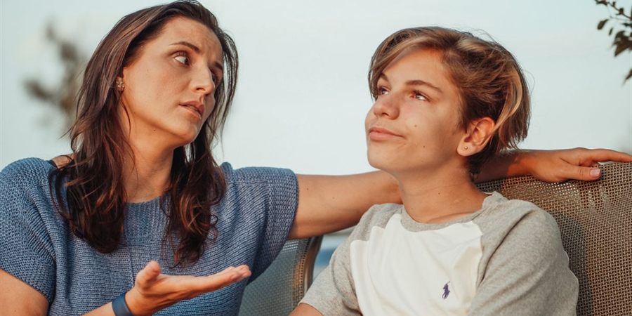 Madre conversando con su hijo adolescente