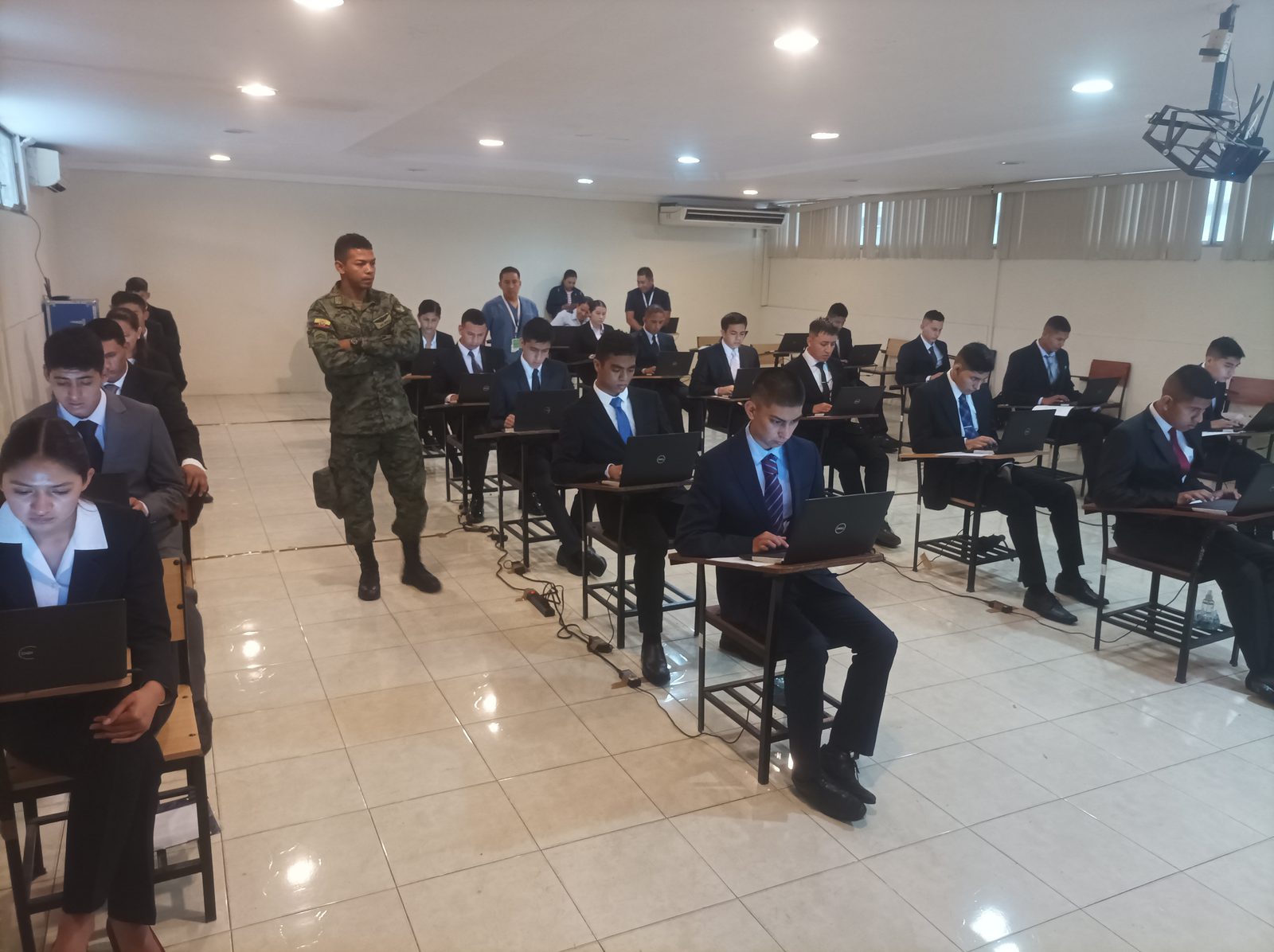 Aspirantes de terno durante la evaluación psicológica para la Fuerza del Ejército del Ecuador