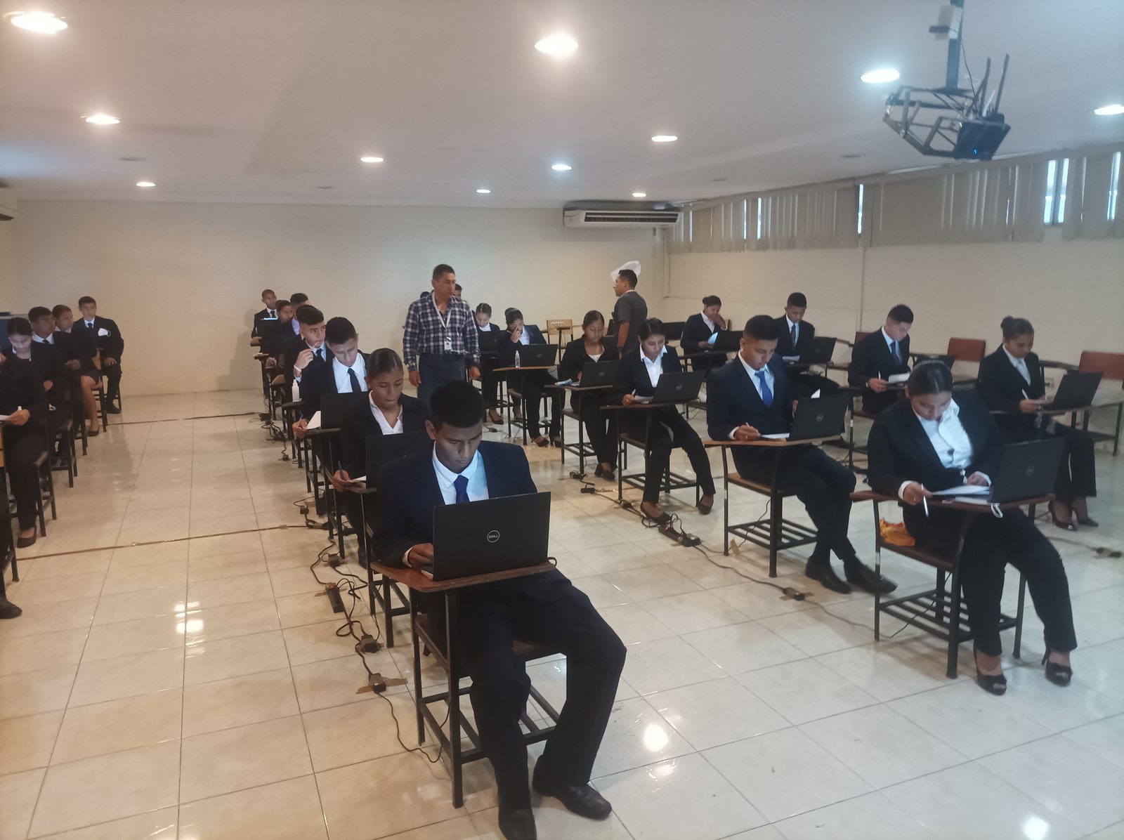 Aspirantes de terno rindiendo la evaluación en el aula
